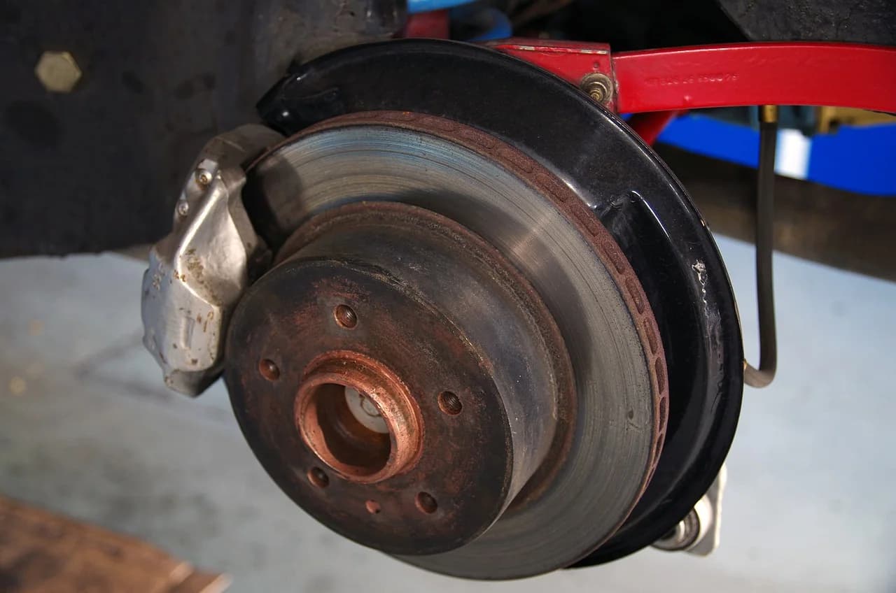 Vehicle receiving courtesy advice & repair reports near Berowra