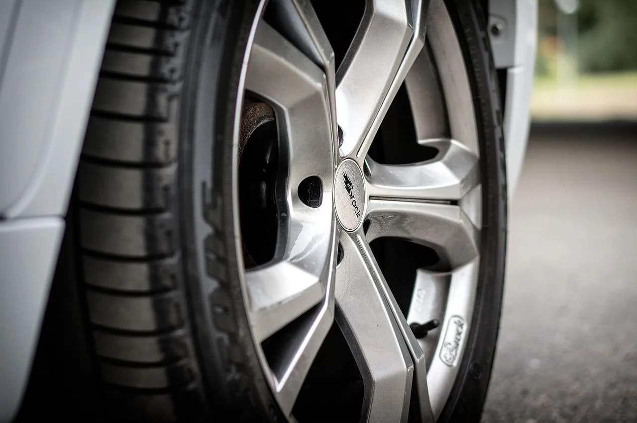 Vehicle receiving tyres near Dangar Island